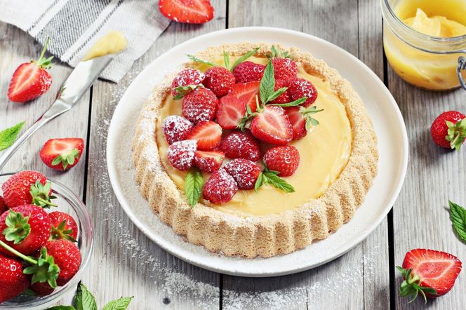Tarta truskawkowo-cytrynowa to hit lata. Bez pieczenia i bez problemu