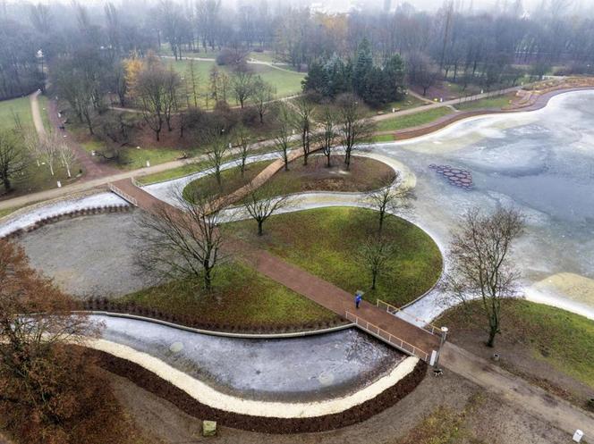 Nowe oblicze parku na Polu Mokotowskim. Nowe ławki, brak betonu i hotele dla owadów