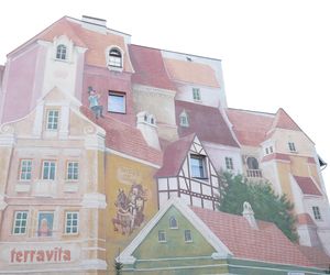 To najsłynniejszy mural w Poznaniu. Jest wizytówką zabytkowej dzielnicy