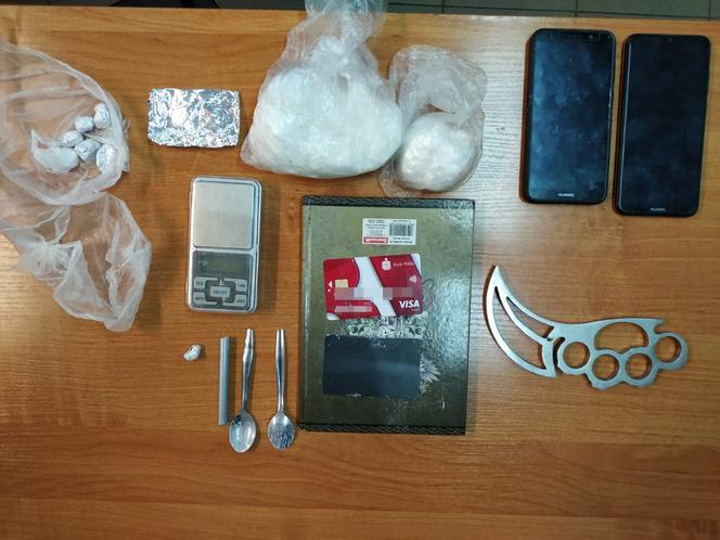 Akcja bydgoskiej policji na Błoniu w Bydgoszczy - podejrzany ukrył amfetaminę w lodówce