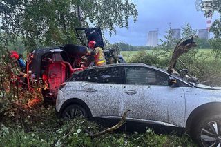 Łaziska Górne. Dachowanie na drodze krajowej. Niebezpieczny manewr kierowcy przyczyną karambolu