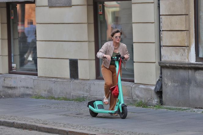 Monika Richardson pędzi na hulajnodze