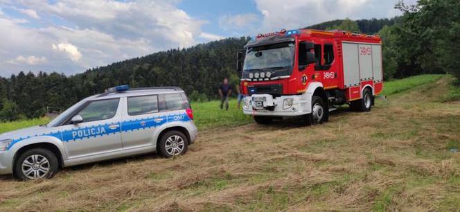 SZOKUJĄCY wypadek w Łososinie Dolnej. Paralotniarz spadł na ziemię z dużej wysokości 