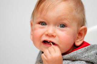 Ząbkowanie u niemowlaka - jak przynieść ulgę ząbkującemu maluchowi