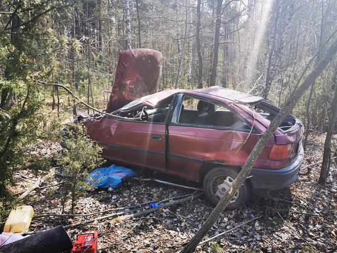 Płońsk. Kompletnie pijany wiózł dziecko i spowodował wypadek! Zabrała ich karetka! [ZDJĘCIA]