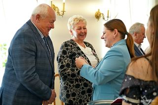 Prezydent Aleksandra Kosiorek i Agata Lipińska, zastępczyni kierownika Urzędu Stanu Cywilnego w Gdyni uhonorowały małżeństwa z długim stażem