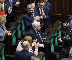 Jarosław Kaczyński z palcem w bandażu
