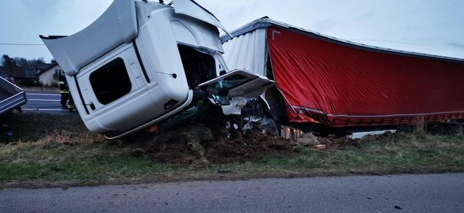 Kaplityny. Tragiczny wypadek na DK 16. Nie żyją dwie osoby, cztery w szpitalu [ZDJĘCIA]