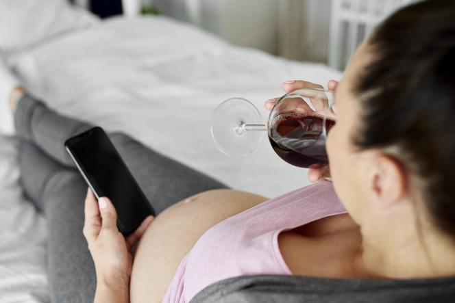 Wino w ciąży – czy czerwone wino jest zdrowe czy szkodliwe w ciąży?