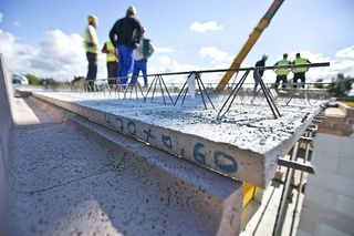 Ściany działowe a strop - jak zapobiec przenoszeniu dźwięków w budynkach?