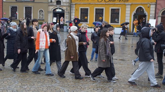 Polonez dla Fredry 2025 we Wrocławiu. Maturzyści zatańczyli na Rynku [ZDJĘCIA]