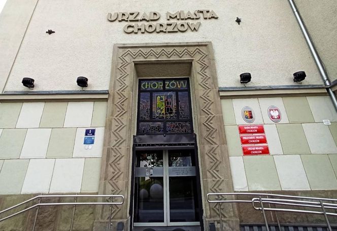 Zamaskowany mężczyzna wszedł do budynku Urzędu Miasta w Chorzowie