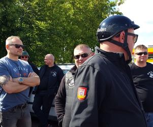 Fani starych polskich motorowerów z Bzyk Raider ze Swarzędza zrobili sobie postój w Lesznie