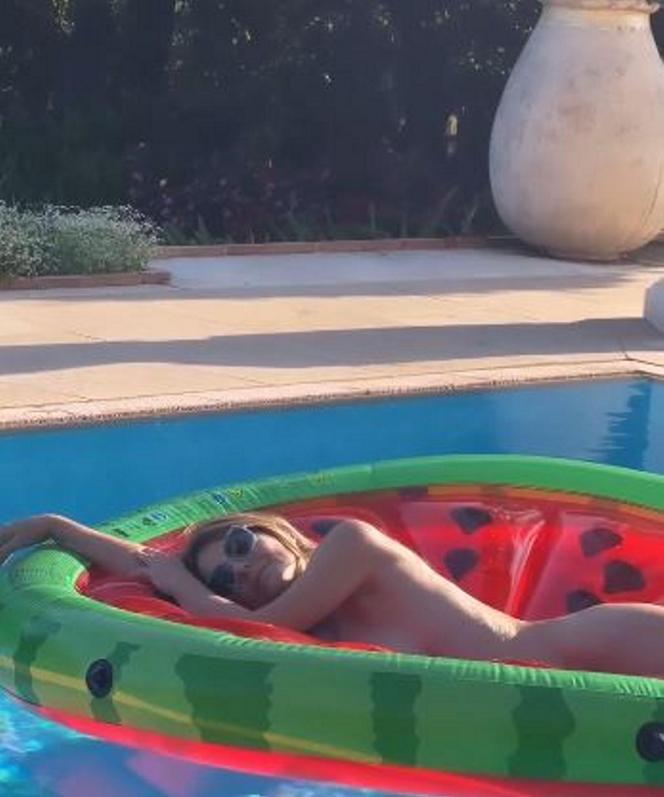  58-letnia Liz Hurley kompletnie odleciała. Całkiem nago pozuje na arbuzie