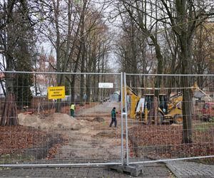 Główne wejście do Parku Planty zagrodzone