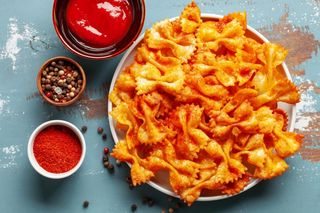 Makaronowe chrupki z air fryera. Przygotujemy je w kilka minut