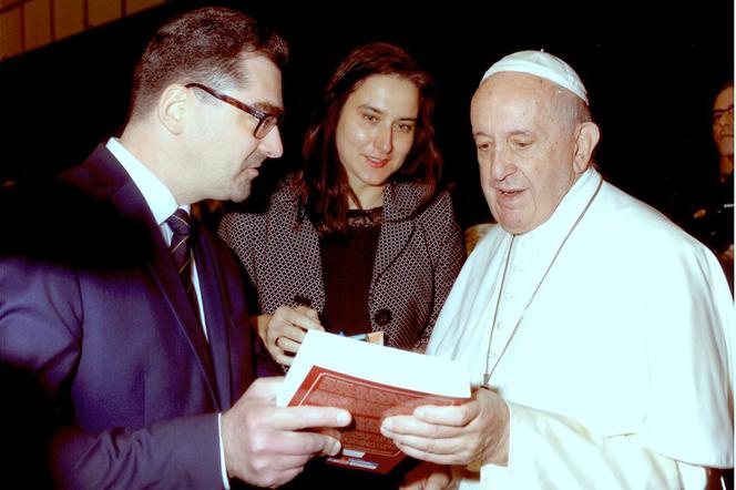 Naukowiec z UMK w Toruniu spotkał się z papieżem Franciszkiem. Pokazał mu efekty pracy