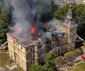 Pożar pałacu pod Wrocławiem. Kolejny w ostatnim czasie. Dach cały w płomieniach 