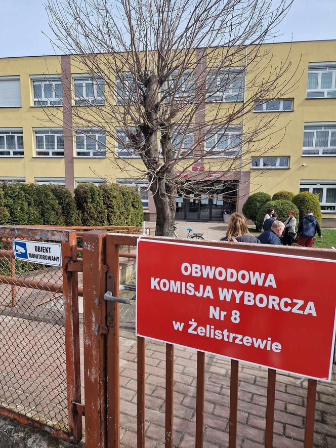 Wybory samorządowe 2024 w województwie pomorskim. Mieszkańcy wrzucają swoje głosy do urn