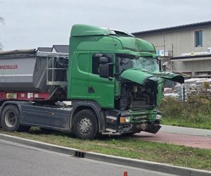 Dramat w Wołominie. Ciężarówka wjechała w dom, jedna osoba ranna