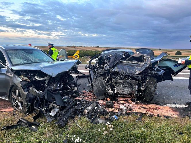 Wypadek na dk17 w woj. lubelskim. BMW czołowo zderzyło się z mercedesem