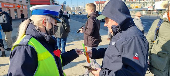 W walentynki policja przypomina, że kochać musimy się też na drodze