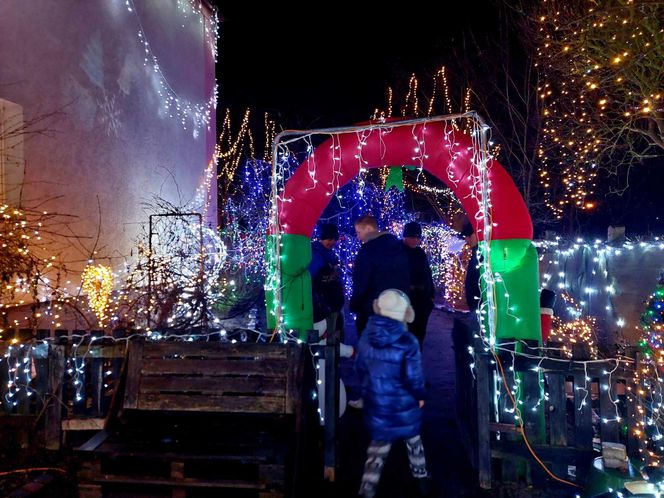 Najbardziej oświetlony dom w Polsce jest w Bydgoszczy. Za tymi świątecznymi lampkami stoi wzruszająca historia