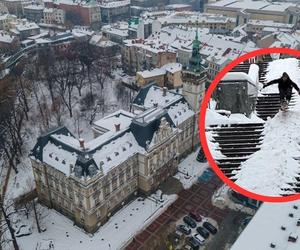 Śląskie: Zbudowali stok narciarski i małą skocznię. W centrum miasta. Na schodach. Nagranie jest hitem