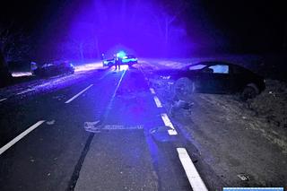 Zderzył się czołowo z osobówką na prostej drodze. Auto do kasacji [ZDJĘCIA]