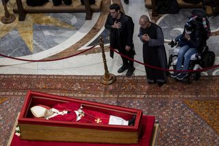 Papież Franciszek zmienił zasady pochówku. Koniec z tradycyjnym wystawieniem