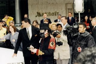 Michael Jackson zmarł 16 lat temu. Gdy odwiedził Polskę, wszyscy wstrzymali oddech. Te zdjęcia zachwycają