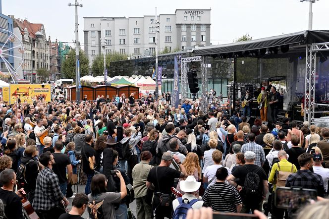 Gitarowe granie z zespołem Dżem na Rynku w Katowicach