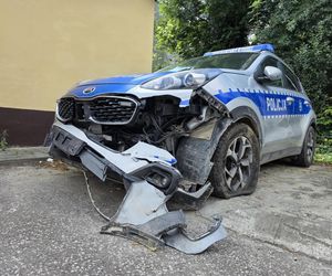 Zniszczone radiowozy po pościgu Wierzbna