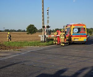 Tragedia na przejeździe kolejowym pod Gnieznem. Nie żyje kierowca osobówki!