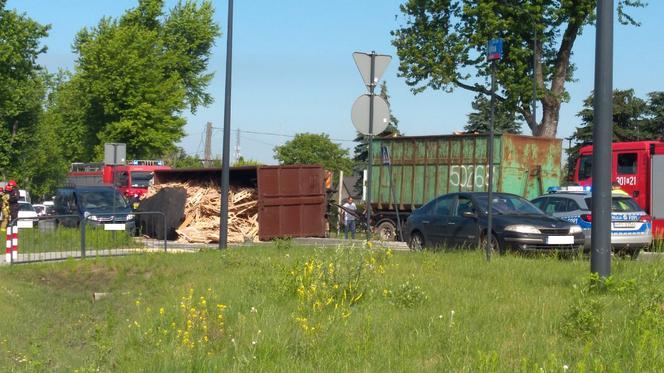 Łódź: Spore utrudnienia po wypadku na Okólnej. Z przewróconego TIRA wysypał się ładunek