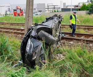 Dramat w Wielkopolsce. Samochód wjechał wprost pod pociąg