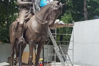 Trwa montaż pomnika marszałka Piłsudskiego