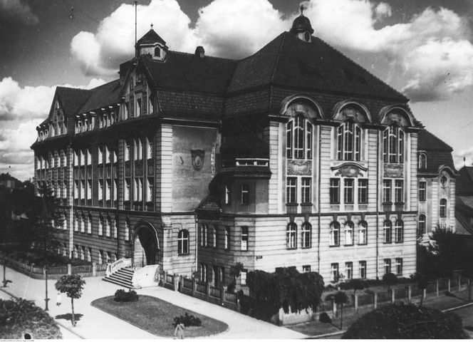 Tak wyglądały bydgoskie szkoły ponad 100 lat temu. Na archiwalnych zdjęciach widać uczniów uczących się pisać na maszynach, szkolne gabinety lekarskie