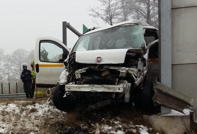 Wyleciał z drogi, huknął w bariery. Strażacy wycinali kierowcę na S8