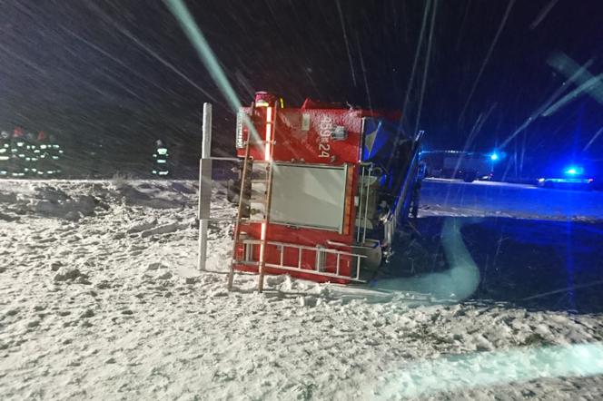 Strażacy OSP Jaświły jechali na akcję. Wóz wypadł z drogi. Strażak złamał rękę