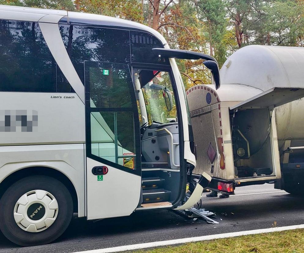 Wypadek na DK 10 pod Piłą. Autobus z dziećmi uderzył w cysternę