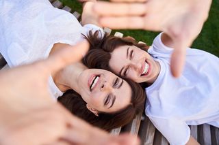 Dzień Bliźniąt: aż 69% przedstawicieli pokolenia Z uważa, że życie byłoby łatwiejsze, gdyby mogli się podwoić