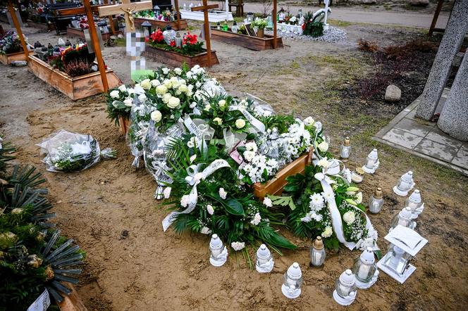 Weronika i Wiktoria spoczęły pod kołderką białych róż. Ostatnia droga tragicznie zmarłych sióstr