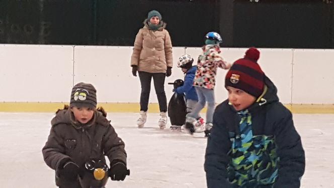 Lodowisko pod chmurką na Rynku Staromiejskim w Toruniu