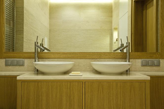 Piaskowa łazienka: aranżacja z pomysłową zabudową. Jak ukryć pralkę w łazience