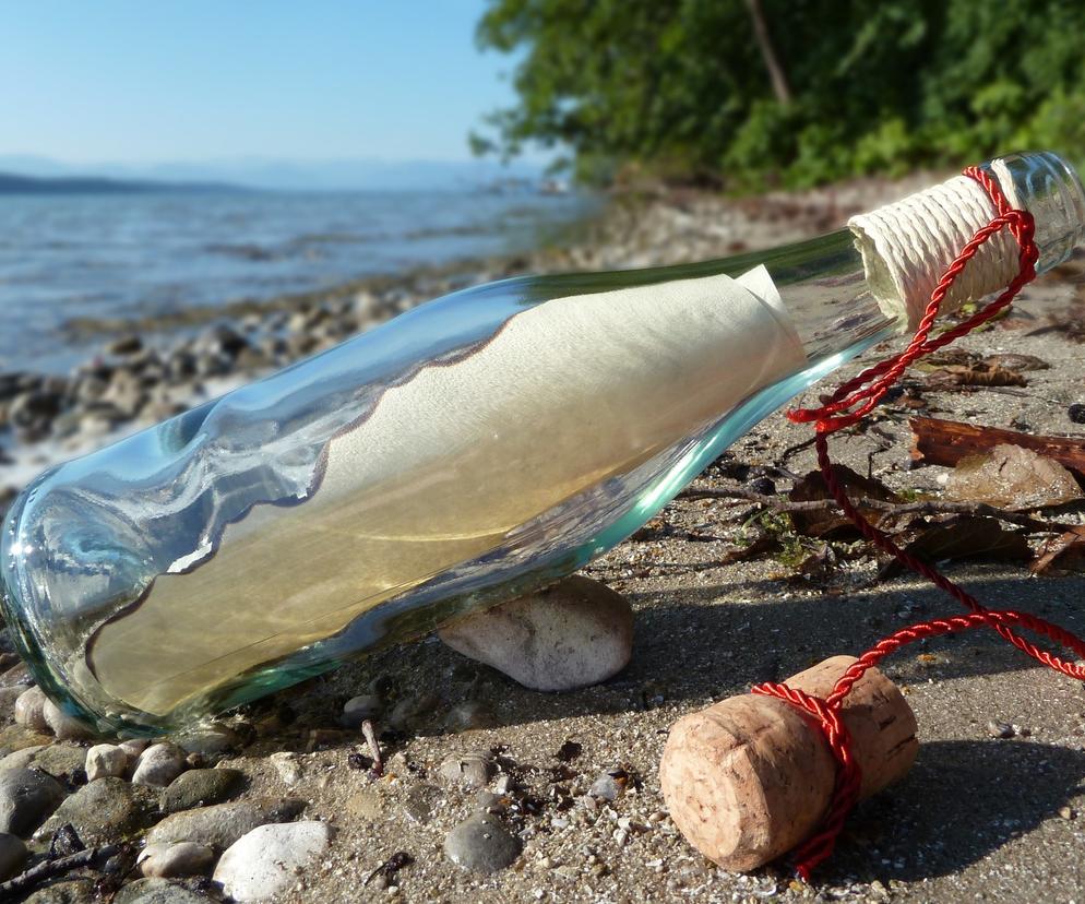 Autorzy tajemniczego listu w butelce poszukiwani! Syn mieszkańca Płocka znalazł go na plaży