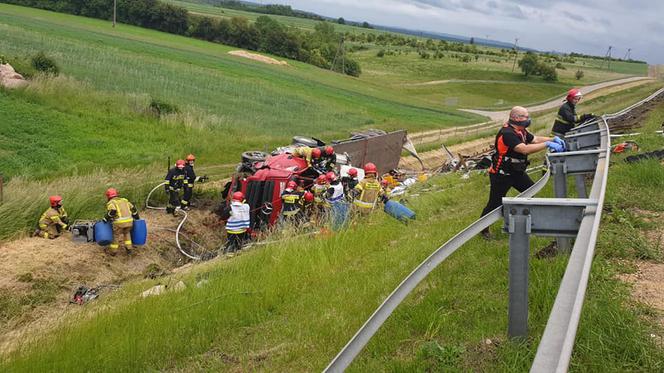 Wypadek na A4 w Imielinie! Ciężarówka runęła z 15 metrów!