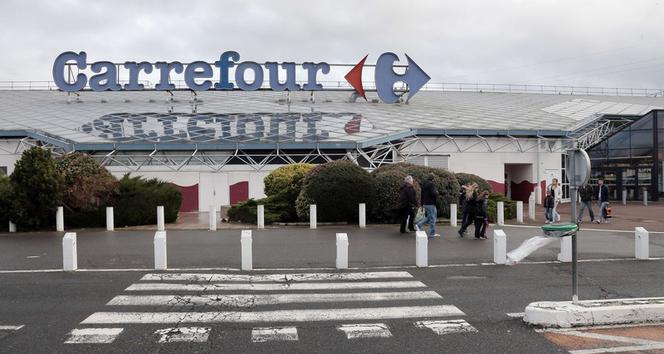 Carrefour zwalnia 2 tys. osób, a były szef sieci dostaje milion euro premii 