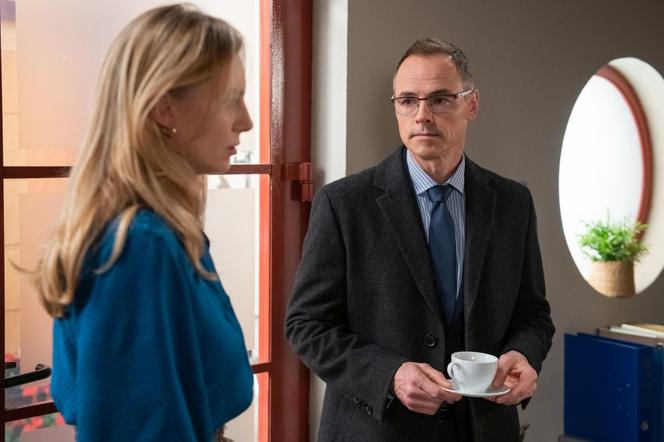 Na Wspólnej odcinek 2823, Monika (Sylwia Gliwa), Damian (Waldemar Błaszczyk)