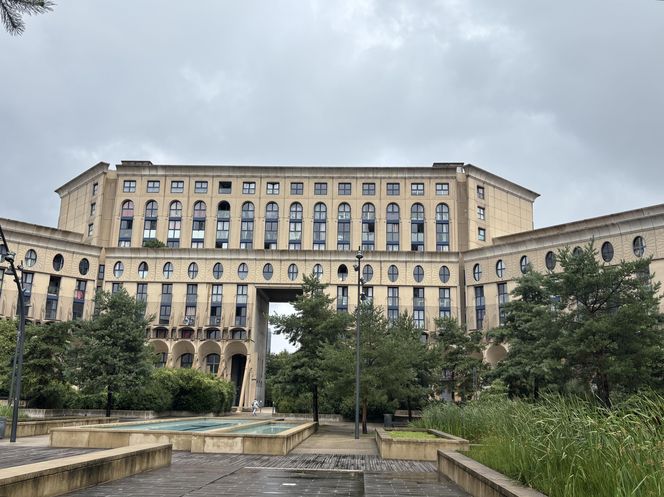 Picasso's Arenas. Budynek mieszkalny położony w Noisy-le-Grand pod Paryżem